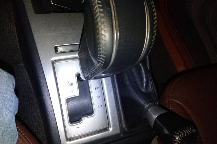Used Mitsubishi Pajero Sport 2013 3.0L Automatic 4x4 Executive Edition Gear Lever
