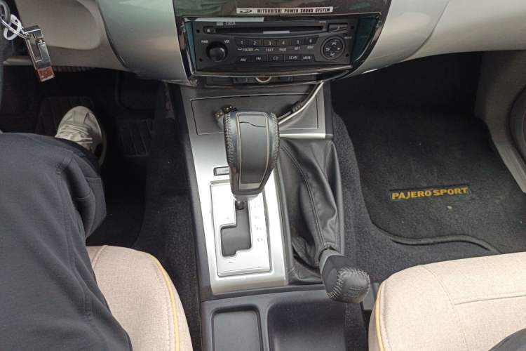 Used Mitsubishi Pajero Sport 2013 3.0L Automatic 4x4 Executive Edition Gear Lever