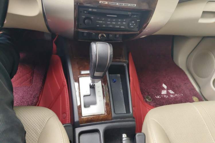 Used Mitsubishi Pajero Sport 2013 3.0L Automatic Two-Wheel Drive Luxury Edition Gear Lever