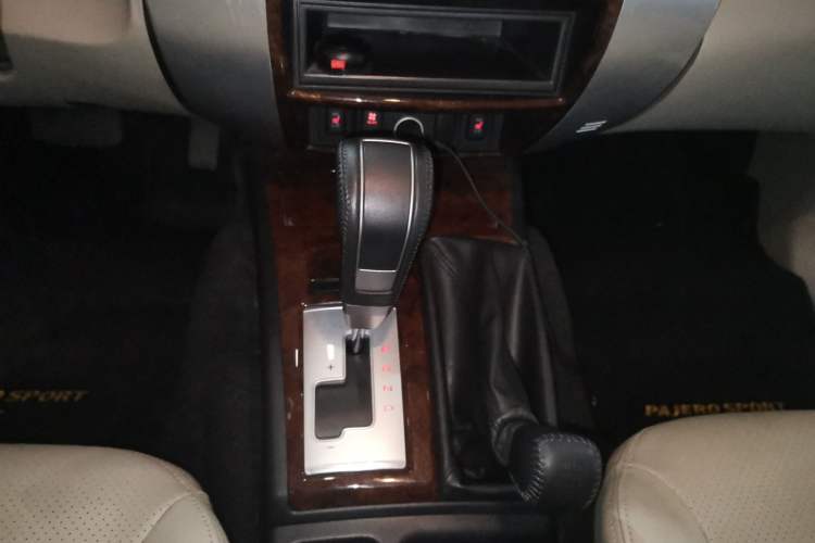 Used Mitsubishi Pajero Sport 2013 3.0L Automatic 4x4 Flagship Edition Gear Lever