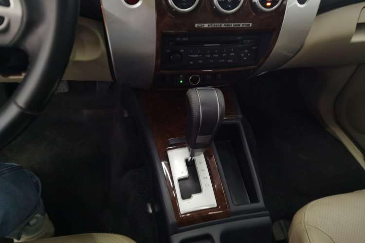 Used Mitsubishi Pajero Sport 2013 3.0L Automatic Two-Wheel Drive Luxury Edition Gear Lever