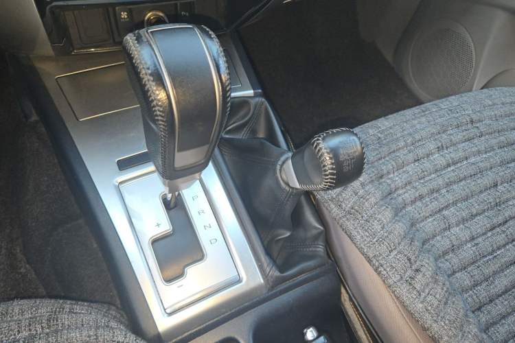 Used Mitsubishi Pajero Sport 2013 3.0L Automatic 4x4 Executive Edition Gear Lever
