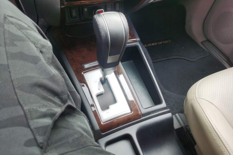 Used Mitsubishi Pajero Sport 2013 3.0L Automatic Two-Wheel Drive Luxury Edition Gear Lever