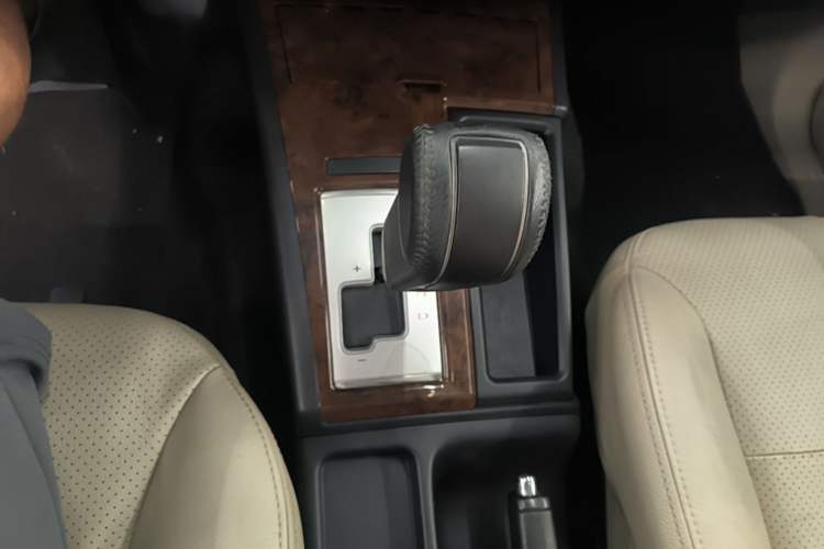 Used Mitsubishi Pajero Sport 2013 3.0L Automatic Two-Wheel Drive Luxury Edition Gear Lever