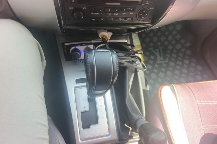 Used Mitsubishi Pajero Sport 2013 3.0L Automatic 4x4 Executive Edition Gear Lever