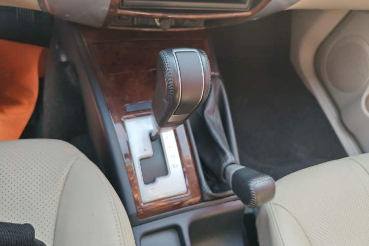 Used Mitsubishi Pajero Sport 2013 3.0L Automatic 4x4 Flagship Edition Gear Lever