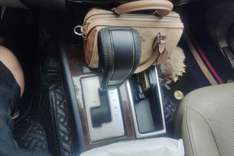 Used Mitsubishi Pajero Sport 2013 3.0L Automatic Two-Wheel Drive Luxury Edition Gear Lever