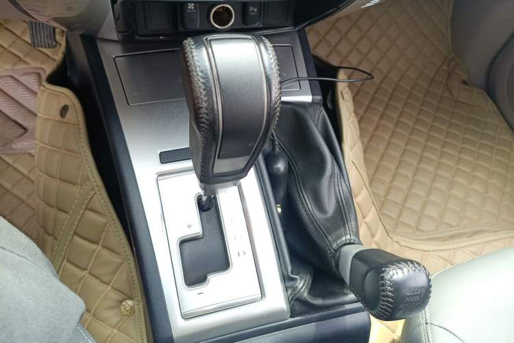 Used Mitsubishi Pajero Sport 2013 3.0L Automatic 4x4 Executive Edition Gear Lever