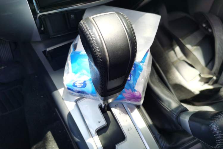 Used Mitsubishi Pajero Sport 2013 3.0L Automatic 4x4 Executive Edition Gear Lever