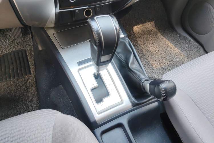 Used Mitsubishi Pajero Sport 2013 3.0L Automatic 4x4 Executive Edition Gear Lever