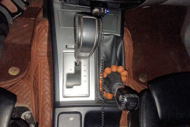 Used Mitsubishi Pajero Sport 2013 3.0L Automatic 4x4 Executive Edition Gear Lever