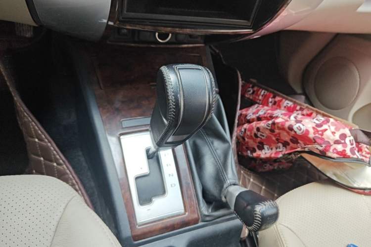 Used Mitsubishi Pajero Sport 2013 3.0L Automatic 4x4 Flagship Edition Gear Lever