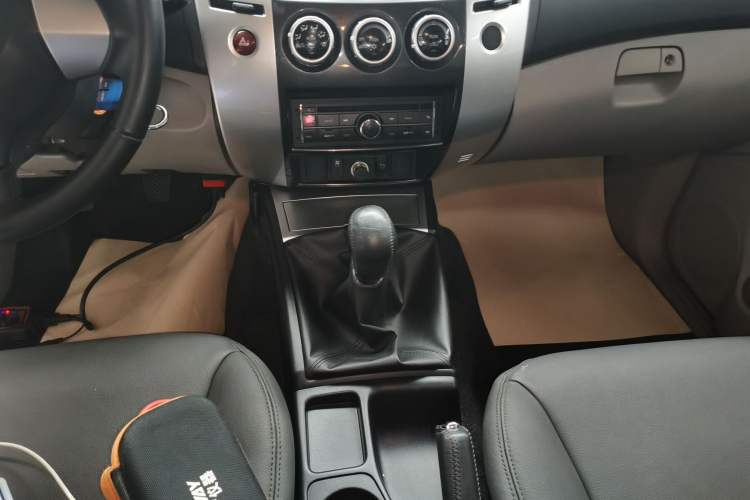 Used Mitsubishi Pajero Sport 2013 2.4L Manual Two-Wheel Drive Comfort Edition Gear Lever