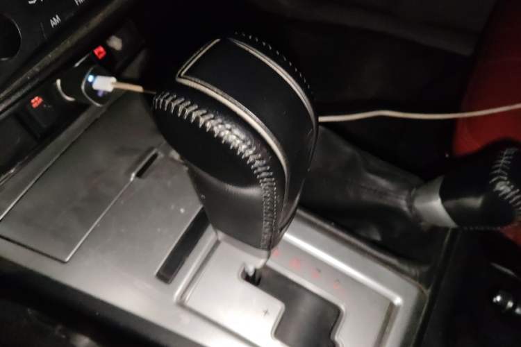 Used Mitsubishi Pajero Sport 2013 3.0L Automatic 4x4 Executive Edition Gear Lever