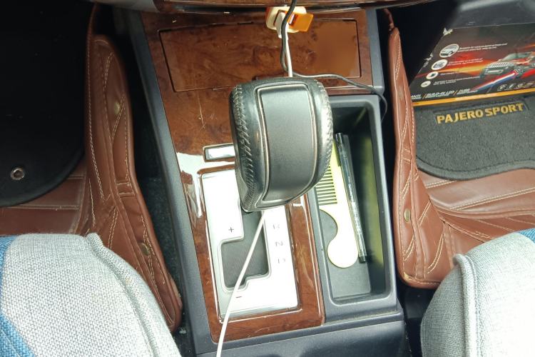 Used Mitsubishi Pajero Sport 2013 3.0L Automatic Two-Wheel Drive Luxury Edition Gear Lever