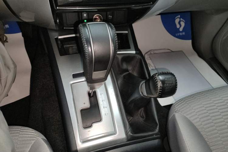 Used Mitsubishi Pajero Sport 2013 3.0L Automatic 4x4 Executive Edition Gear Lever