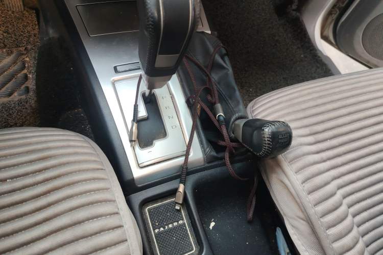 Used Mitsubishi Pajero Sport 2013 3.0L Automatic 4x4 Executive Edition Gear Lever