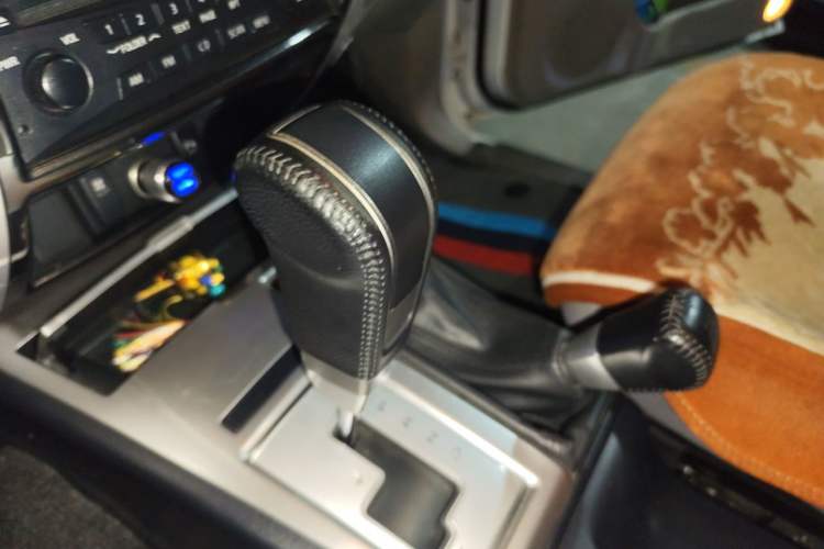 Used Mitsubishi Pajero Sport 2013 3.0L Automatic 4x4 Executive Edition Gear Lever