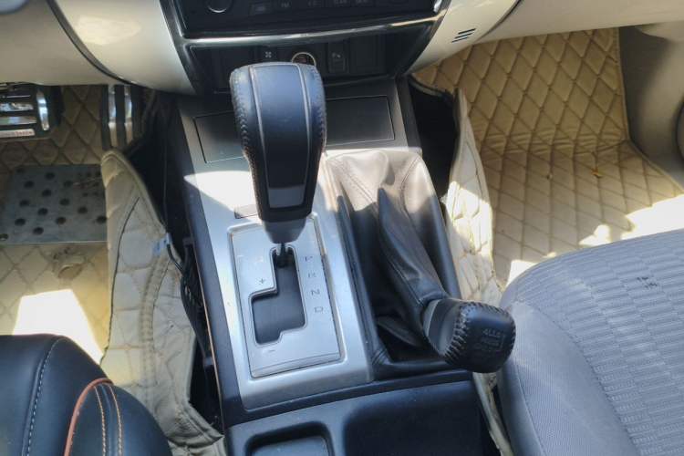 Used Mitsubishi Pajero Sport 2013 3.0L Automatic 4x4 Executive Edition Gear Lever
