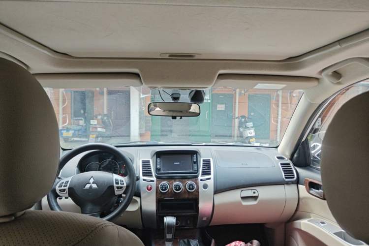 Used Mitsubishi Pajero Sport 2013 3.0L Automatic 4x4 Flagship Edition Headliner