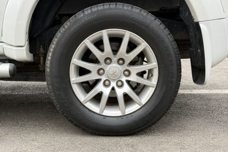 Used Mitsubishi Pajero Sport 2013 3.0L Automatic Two-Wheel Drive Luxury Edition Interior 1