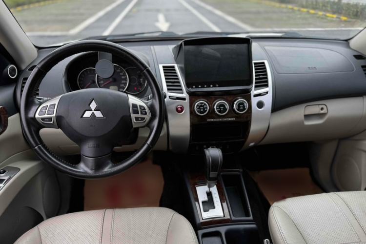 Used Mitsubishi Pajero Sport 2013 3.0L Automatic Two-Wheel Drive Luxury Edition Interior 1