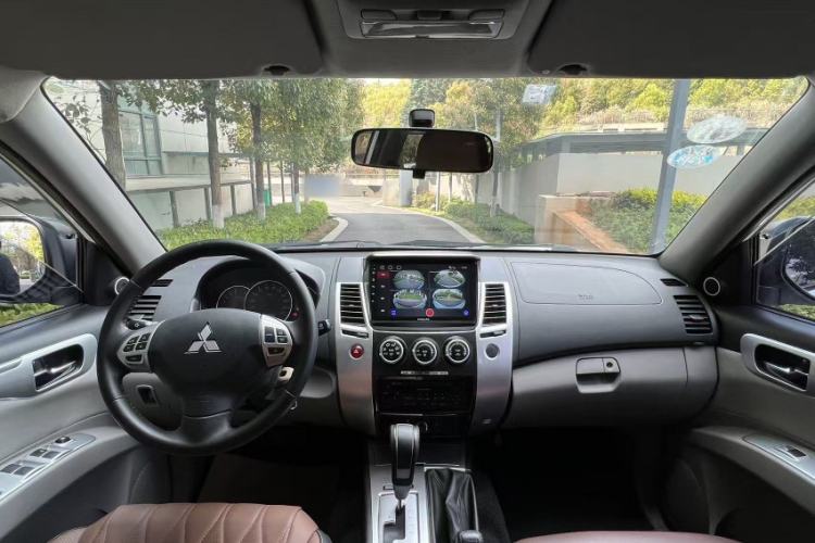 Used Mitsubishi Pajero Sport 2013 3.0L Automatic 4x4 Executive Edition Interior 1