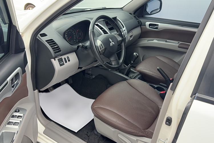 Used Mitsubishi Pajero Sport 2013 2.4L Manual Two-Wheel Drive Comfort Edition Interior 10