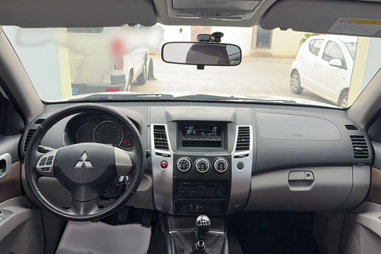 Used Mitsubishi Pajero Sport 2013 2.4L Manual Two-Wheel Drive Comfort Edition Interior 12