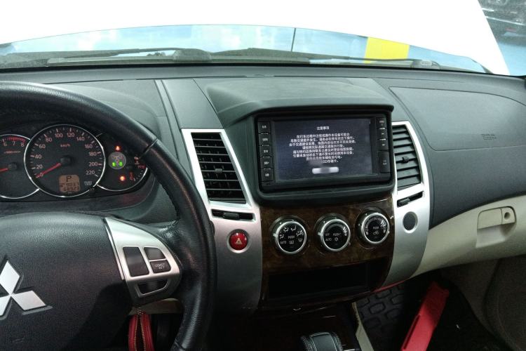 Used Mitsubishi Pajero Sport 2013 3.0L Automatic 4x4 Flagship Edition Interior 2