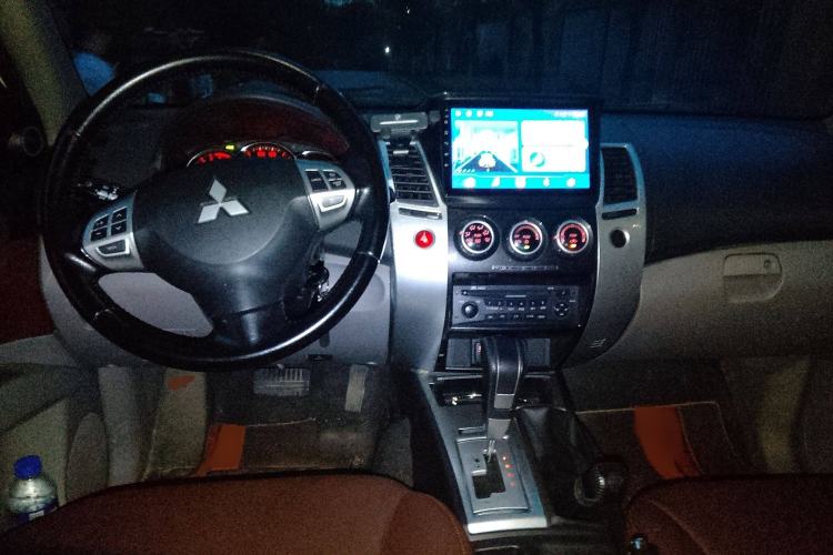 Used Mitsubishi Pajero Sport 2013 3.0L Automatic 4x4 Executive Edition Interior 2