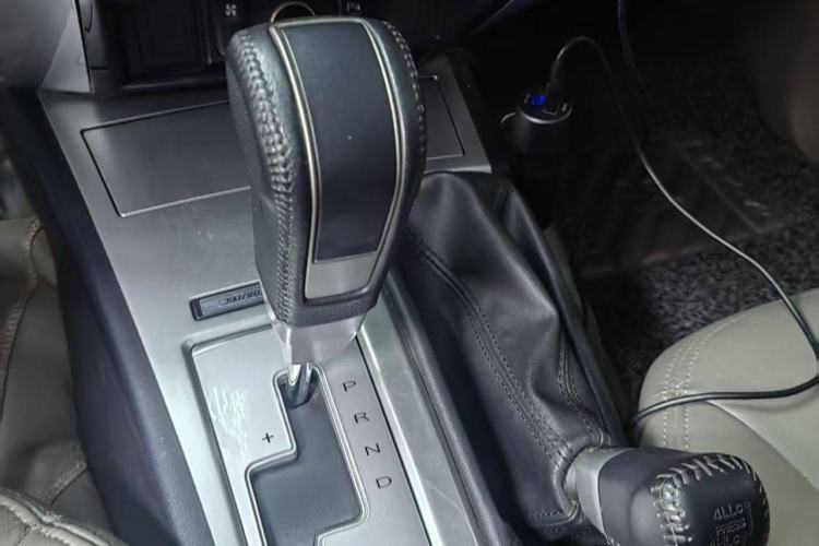 Used Mitsubishi Pajero Sport 2013 3.0L Automatic 4x4 Executive Edition Interior 2