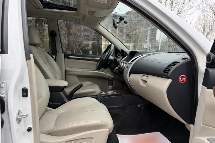 Used Mitsubishi Pajero Sport 2013 3.0L Automatic Two-Wheel Drive Luxury Edition Interior 2