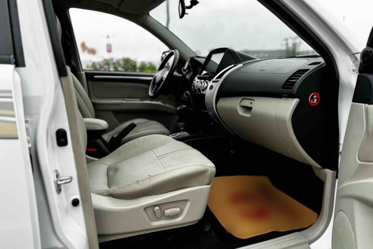 Used Mitsubishi Pajero Sport 2013 3.0L Automatic Two-Wheel Drive Luxury Edition Interior 2