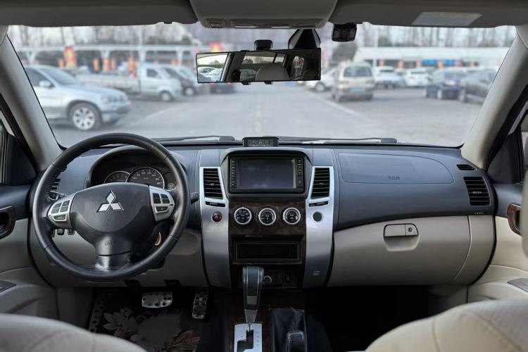 Used Mitsubishi Pajero Sport 2013 3.0L Automatic 4x4 Flagship Edition Interior 2