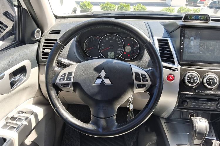 Used Mitsubishi Pajero Sport 2013 3.0L Automatic 4x4 Executive Edition Interior 2