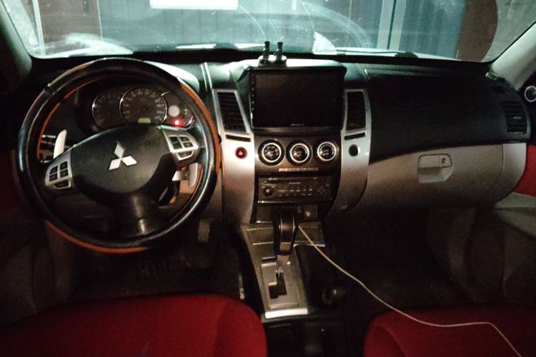Used Mitsubishi Pajero Sport 2013 3.0L Automatic 4x4 Executive Edition Interior 2