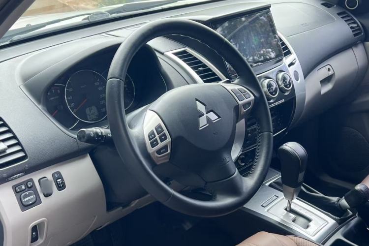 Used Mitsubishi Pajero Sport 2013 3.0L Automatic 4x4 Executive Edition Interior 2