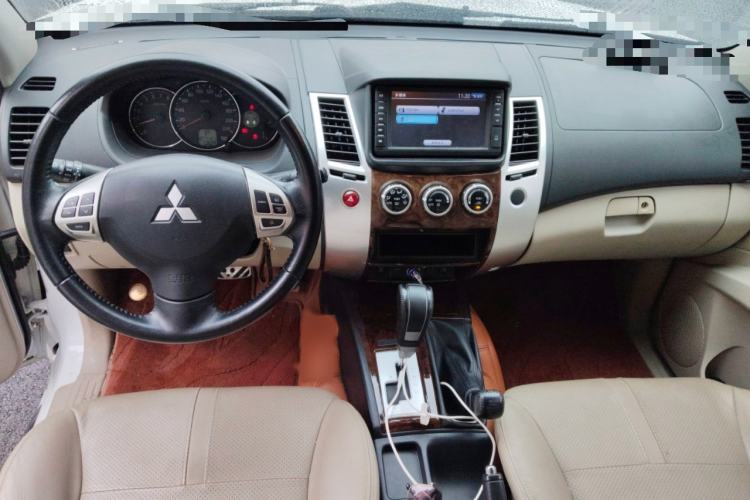 Used Mitsubishi Pajero Sport 2013 3.0L Automatic 4x4 Flagship Edition Interior 2