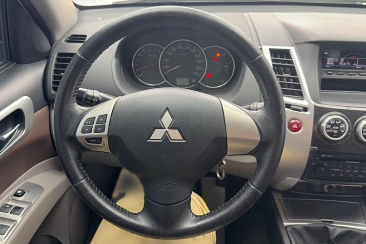 Used Mitsubishi Pajero Sport 2013 2.4L Manual Two-Wheel Drive Comfort Edition Interior 2