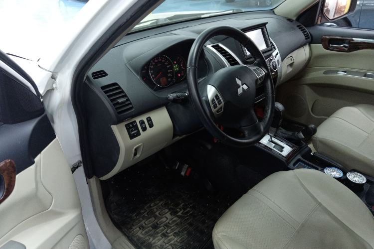 Used Mitsubishi Pajero Sport 2013 3.0L Automatic 4x4 Flagship Edition Interior 3