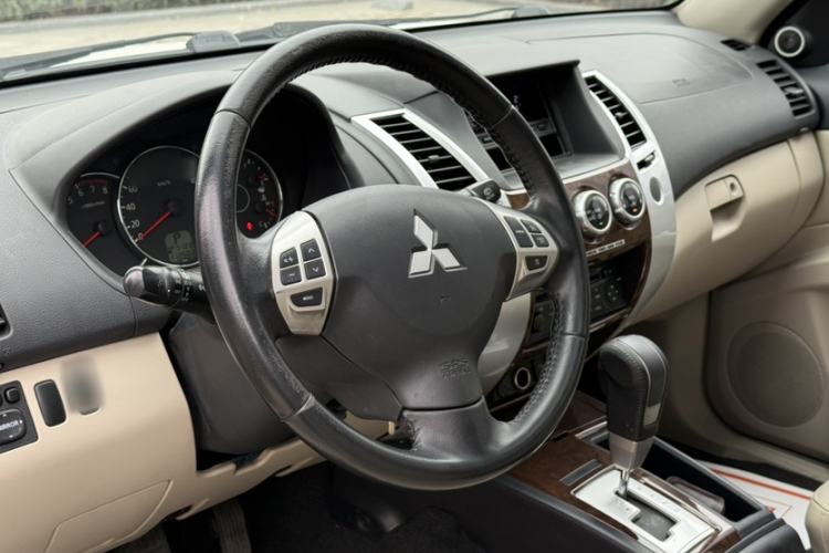 Used Mitsubishi Pajero Sport 2013 3.0L Automatic Two-Wheel Drive Luxury Edition Interior 3