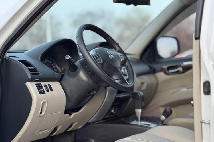 Used Mitsubishi Pajero Sport 2013 3.0L Automatic 4x4 Flagship Edition Interior 3