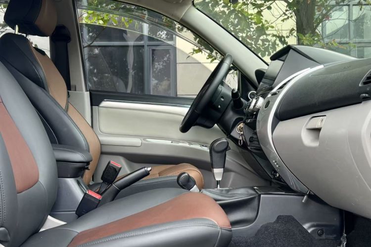 Used Mitsubishi Pajero Sport 2013 3.0L Automatic 4x4 Executive Edition Interior 3