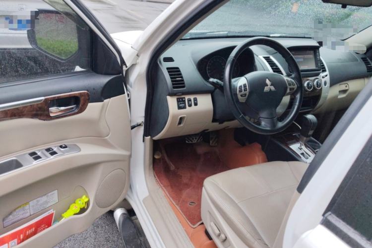 Used Mitsubishi Pajero Sport 2013 3.0L Automatic 4x4 Flagship Edition Interior 3