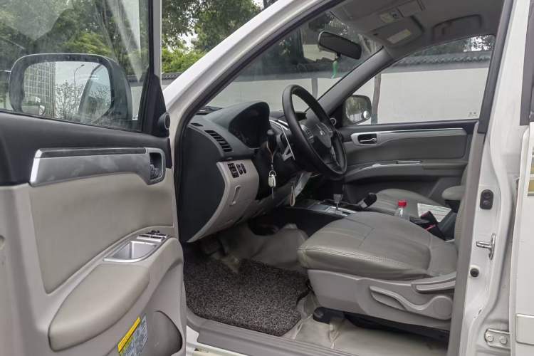 Used Mitsubishi Pajero Sport 2013 3.0L Automatic 4x4 Executive Edition Interior 4