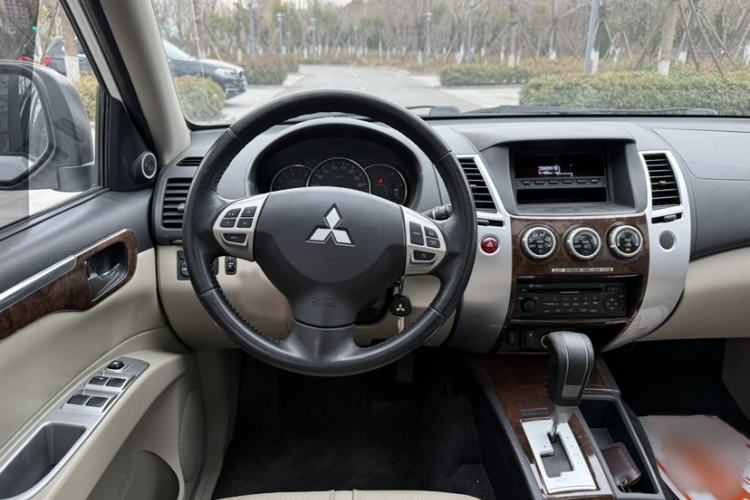 Used Mitsubishi Pajero Sport 2013 3.0L Automatic Two-Wheel Drive Luxury Edition Interior 4