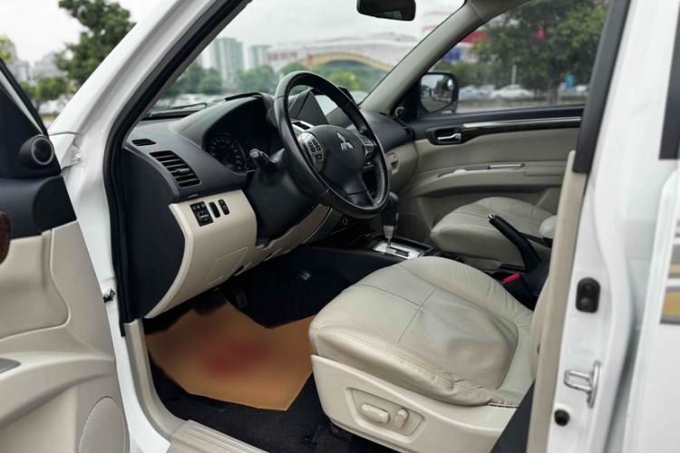 Used Mitsubishi Pajero Sport 2013 3.0L Automatic Two-Wheel Drive Luxury Edition Interior 4