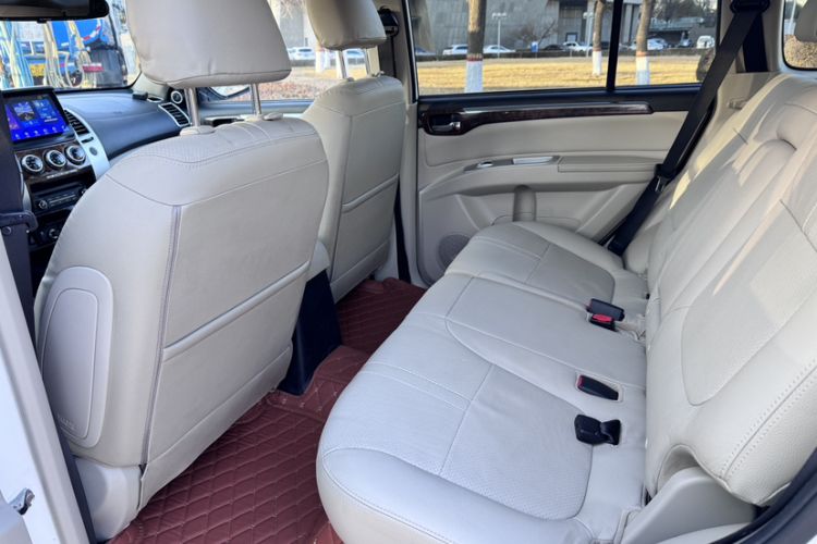 Used Mitsubishi Pajero Sport 2013 3.0L Automatic Two-Wheel Drive Luxury Edition Interior 4