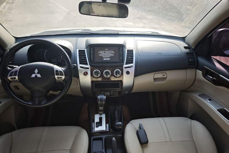 Used Mitsubishi Pajero Sport 2013 3.0L Automatic 4x4 Flagship Edition Interior 4